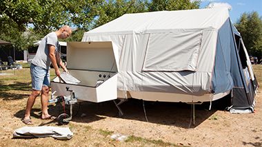 vouwwagen met man ervoor