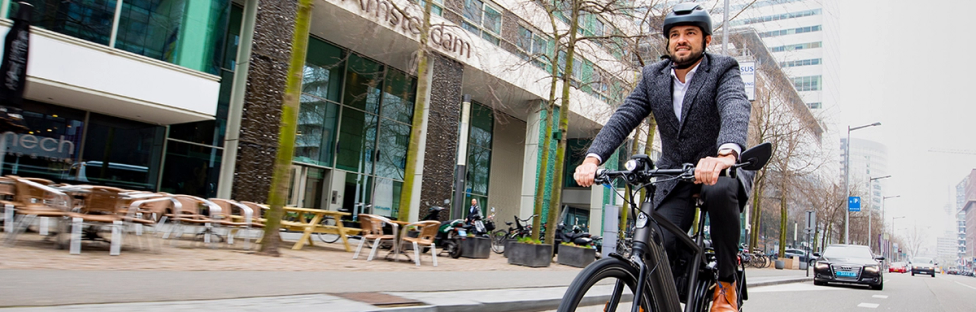 Man op elektrische fiets