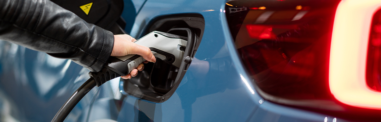 elektrische auto aan het opladen