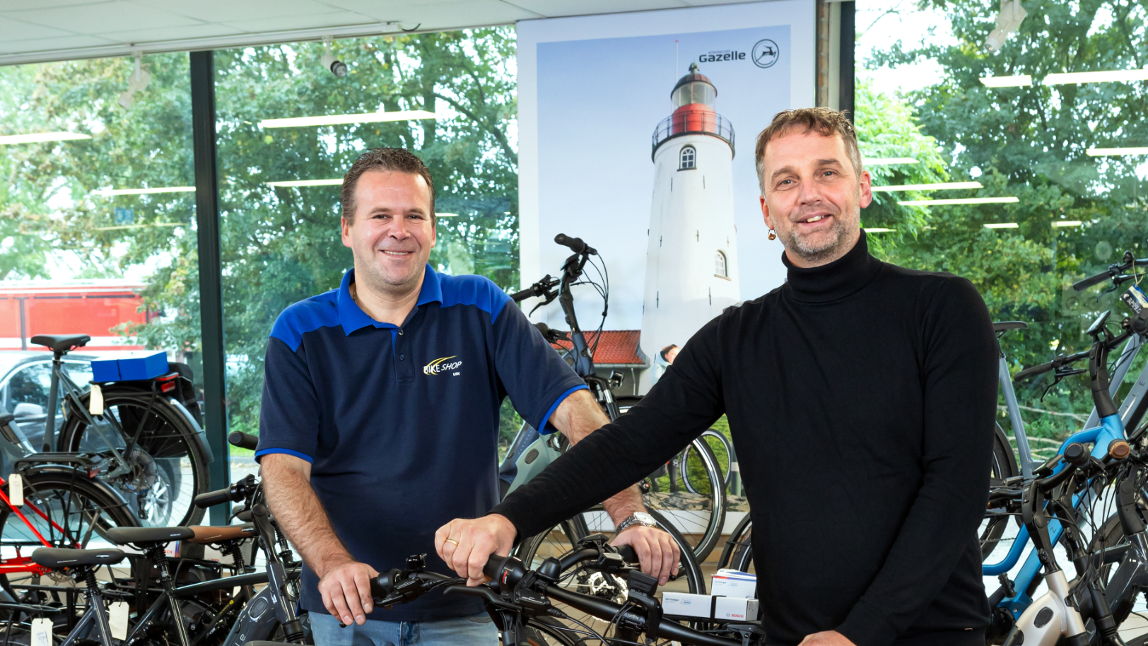 twee mannen in fietsenwinkel