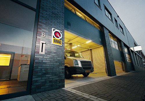 BOVAG garage waar busje uit rijd