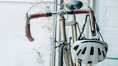Helm aan racefiets