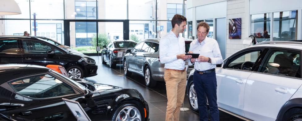 Twee mannen in dealership