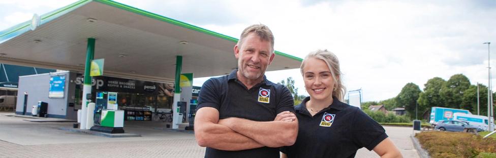 Man en vrouw voor tankstation