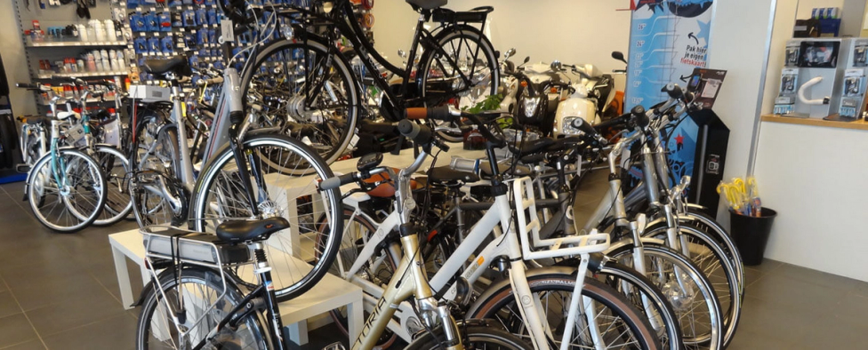 Fietsen en scooters in winkel