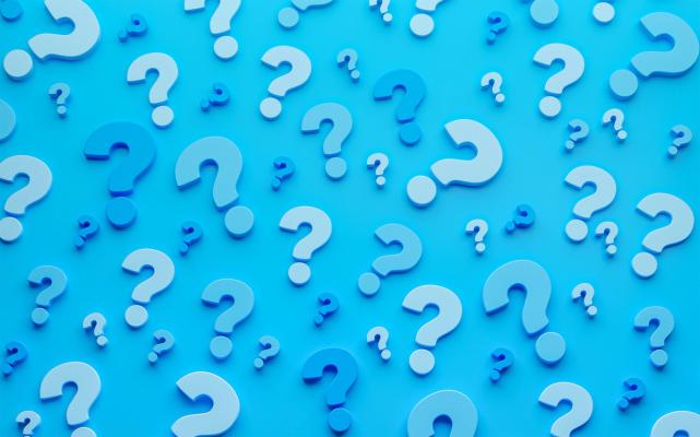 Vraagtekens op blauwe achtergrond