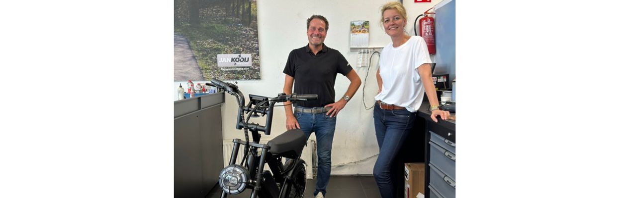 Kamerlid Veltman met Akkers en fatbike