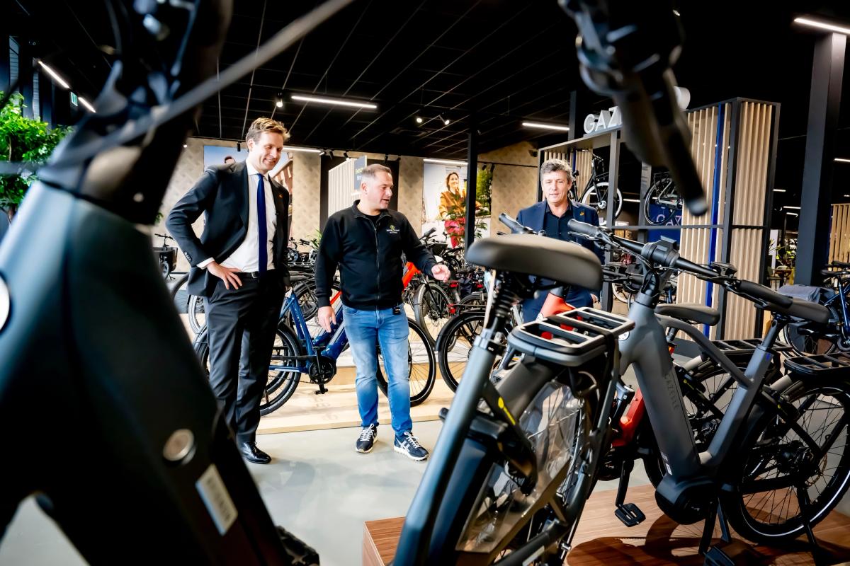 Bezoek demissionair minister Karremans en voorzitter van MKB Nederland Vonhof aan Arthur Wijtman