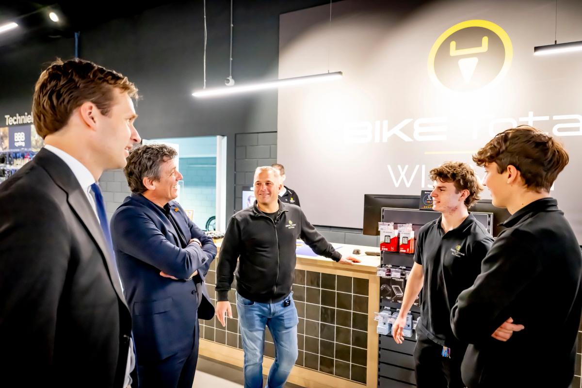 Bezoek demissionair minister Karremans en voorzitter van MKB Nederland Vonhof aan Arthur Wijtman