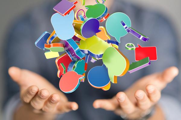 Gekleurde tekstballonnen in de lucht