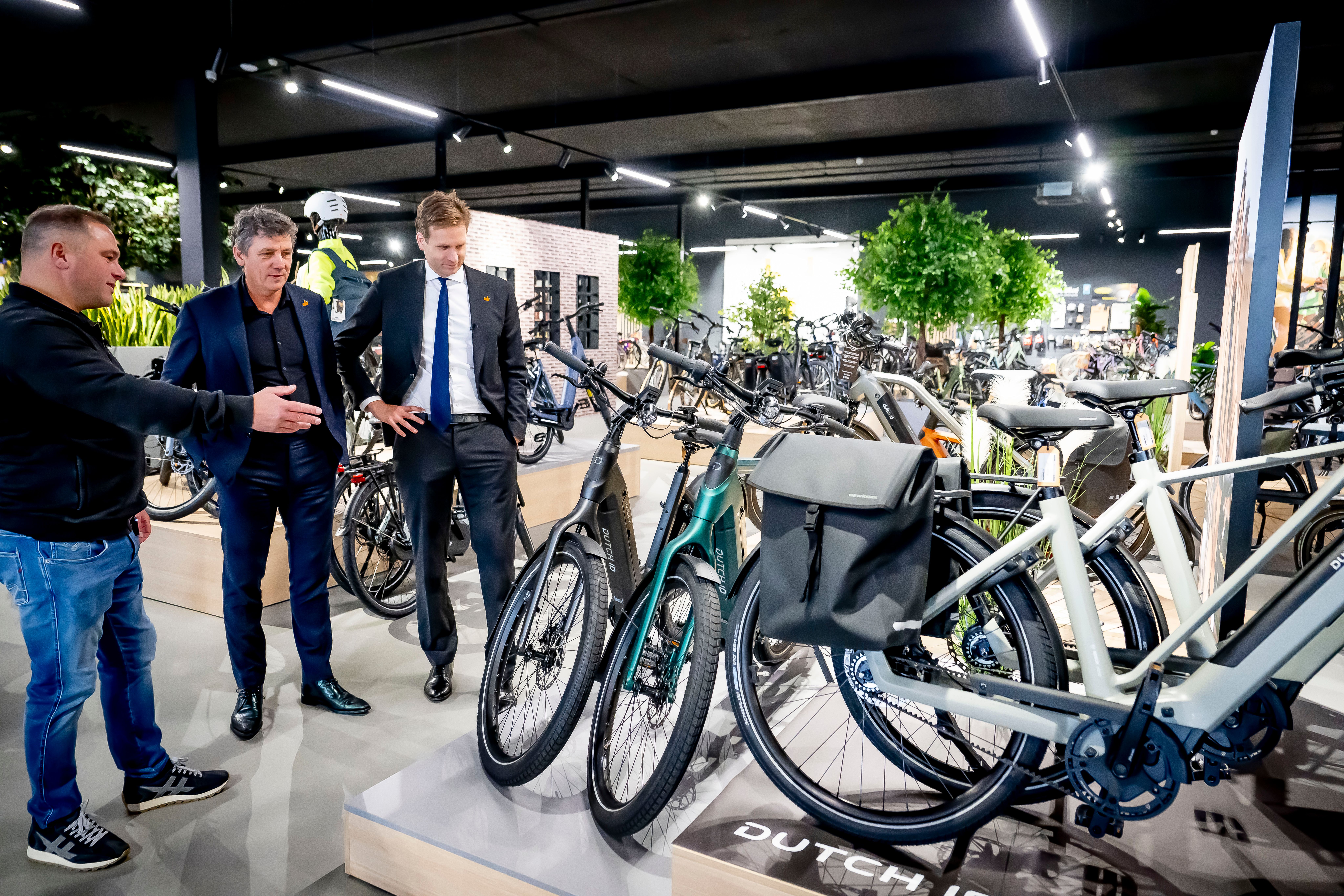 Bezoek demissionair minister Karremans en voorzitter van MKB Nederland Vonhof aan Bike Totaal Wijtman