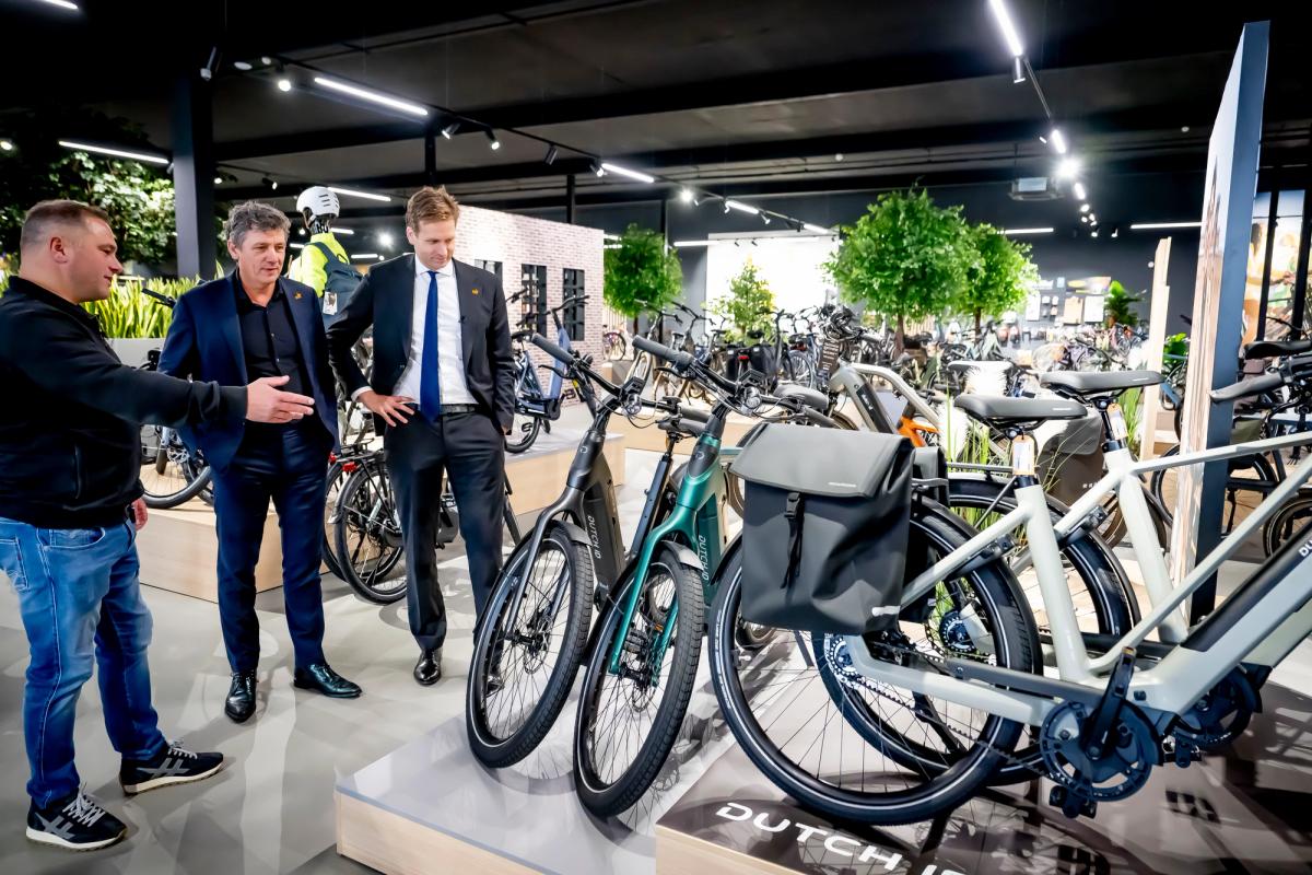 Bezoek demissionair minister Karremans en voorzitter van MKB Nederland Vonhof aan Arthur Wijtman