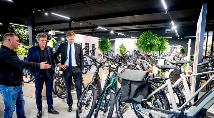 Bezoek demissionair minister Karremans en voorzitter van MKB Nederland Vonhof aan Bike Totaal Wijtman