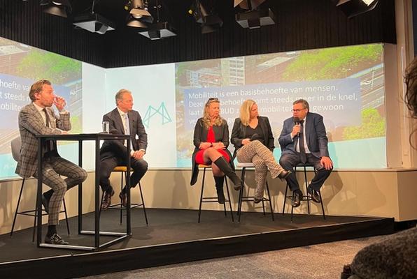 Peter Niesink spreekt  minister Madlener toe.