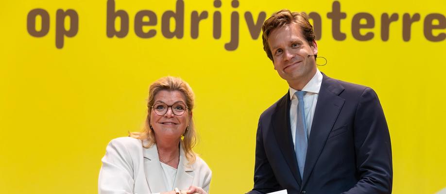 Christianne van der Wal overhandigt studie aan minister Karremans