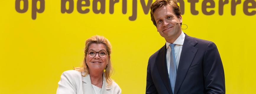 Christianne van der Wal overhandigt studie aan minister Karremans