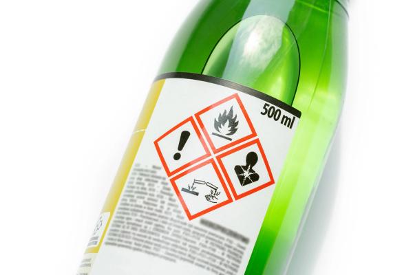 Fles met waarschuwingssticker voor gevaarlijke stof