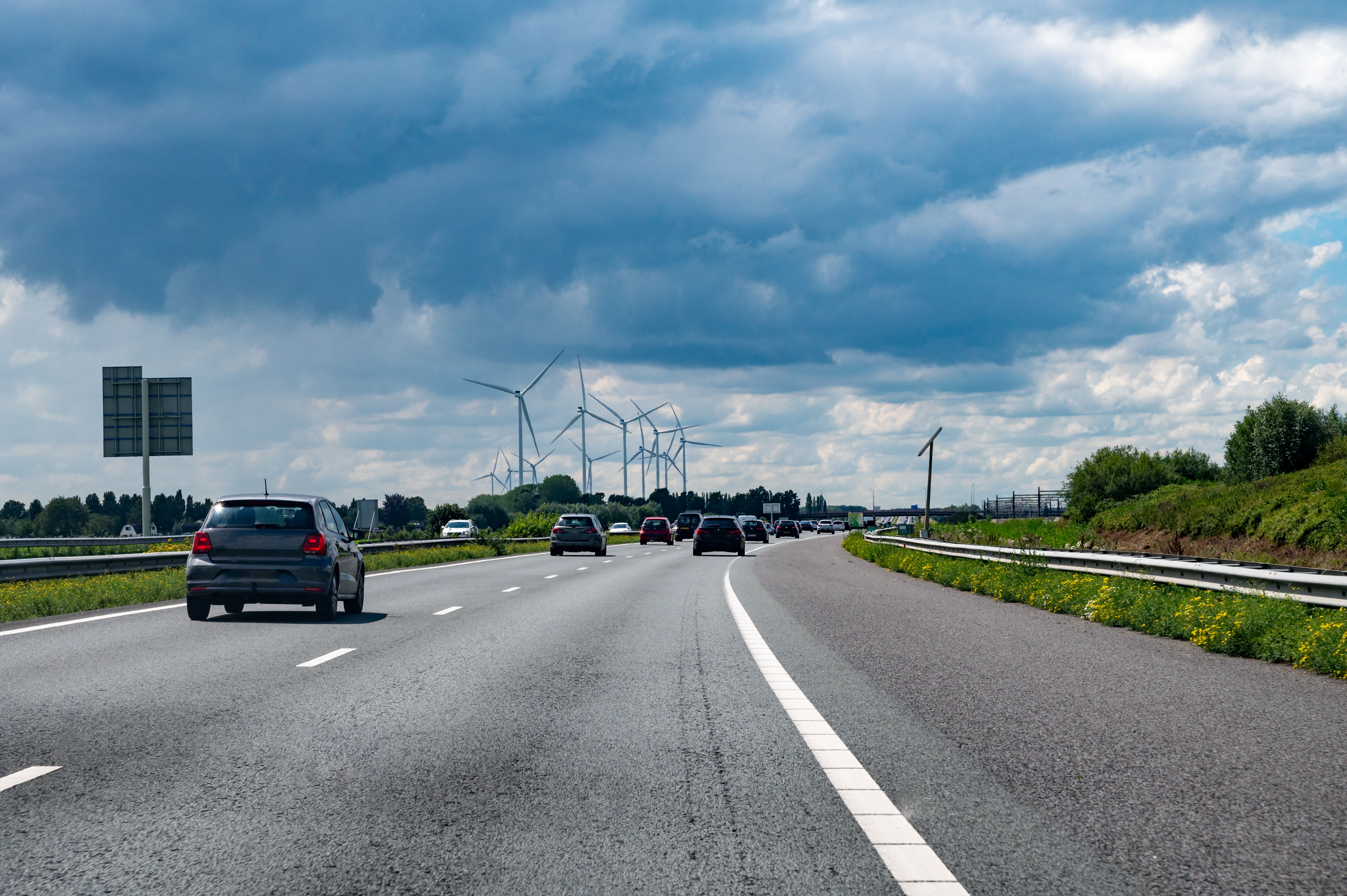 Snelweg auto's Nederland windmolens BOVAG