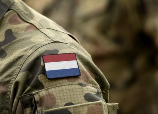 Militair met Nederlandse vlag op de mouw