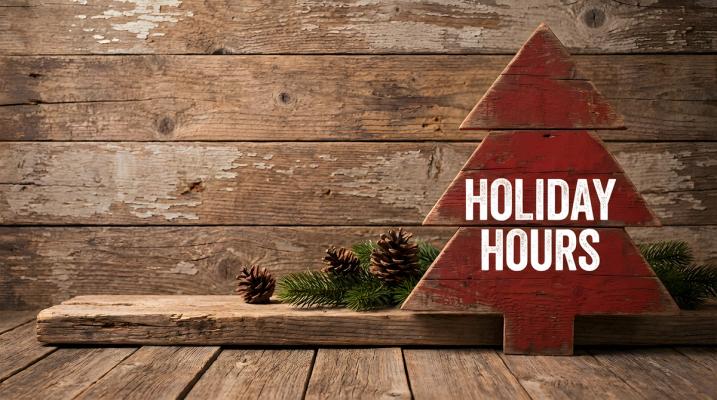 Houten kerstboom met holiday hours