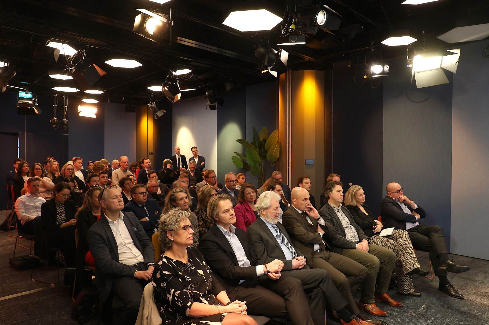 Zaal met toehoorders