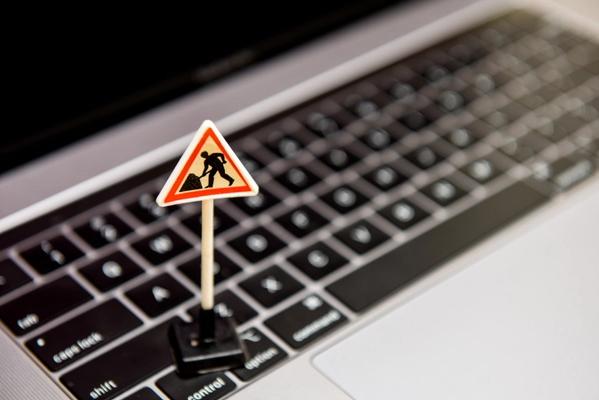 Laptop met bord werkzaamheden