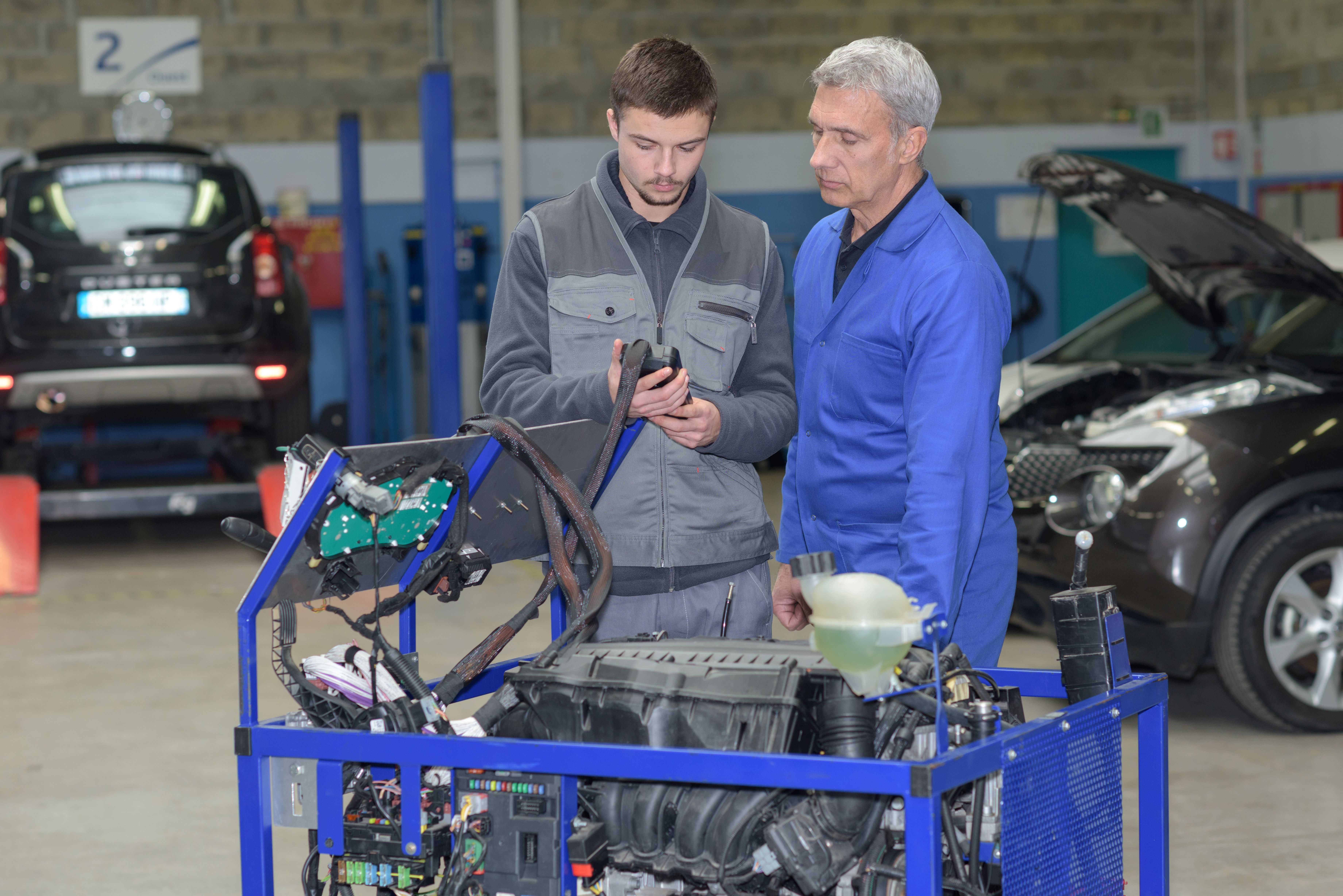 Leraar en leerling in autogarage