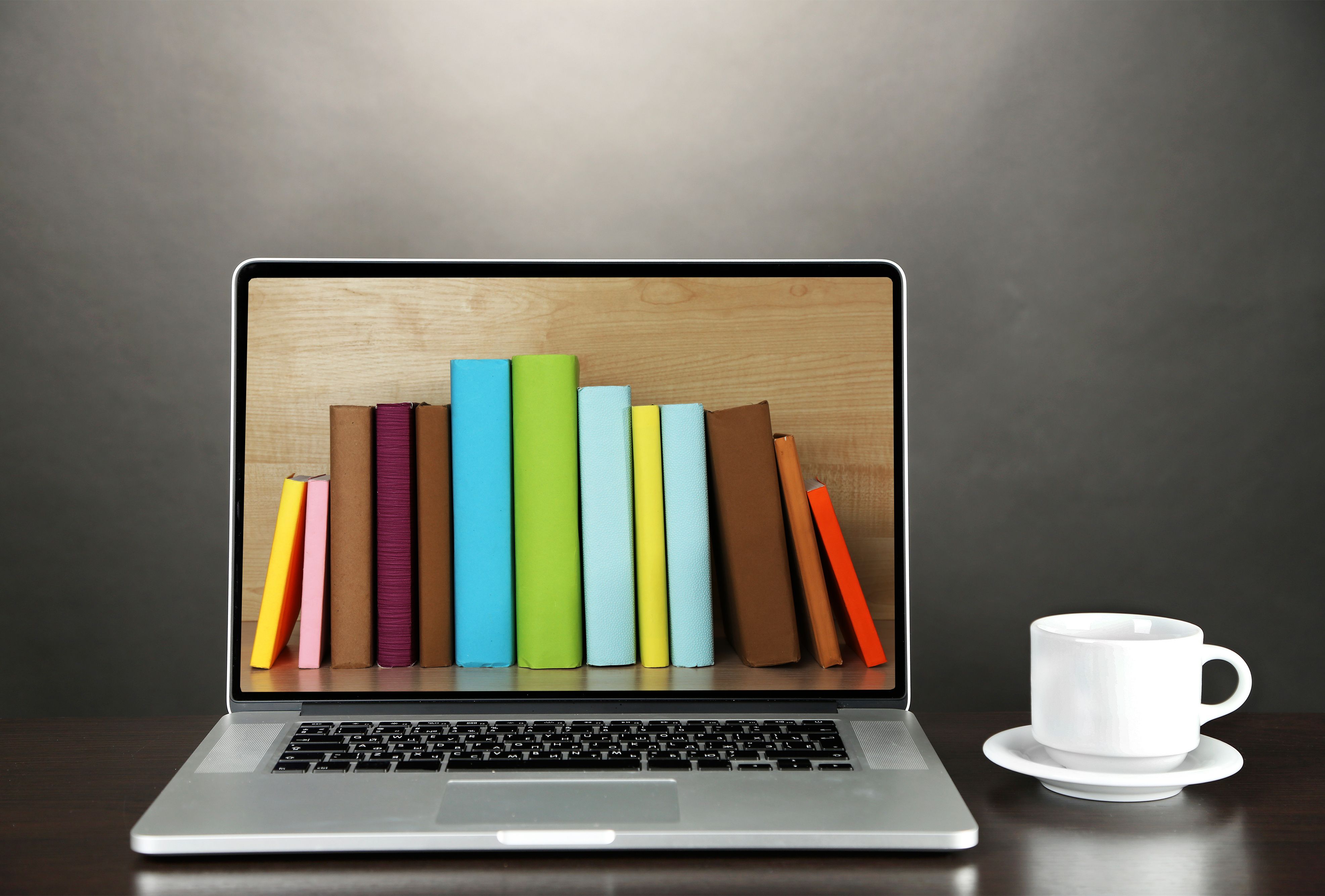 Laptop met plaatje van boeken erop