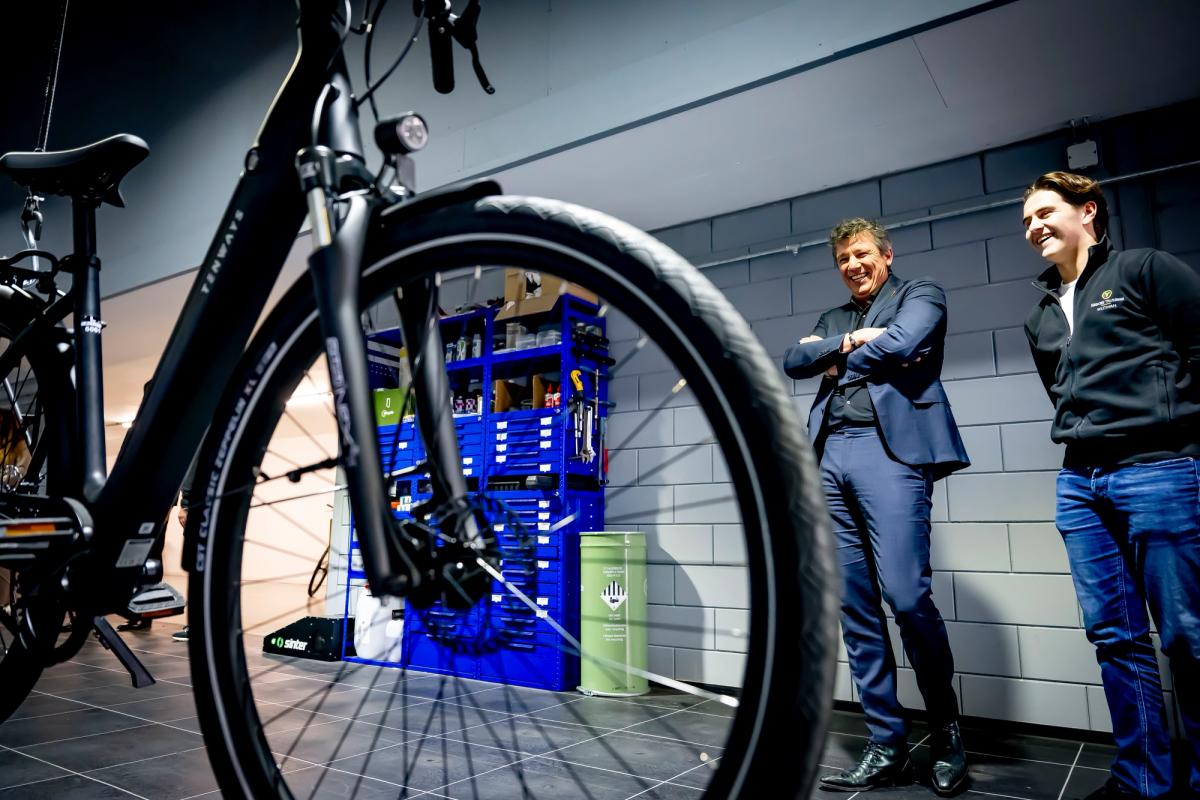 Bezoek demissionair minister Karremans en voorzitter van MKB Nederland Vonhof aan Arthur Wijtman