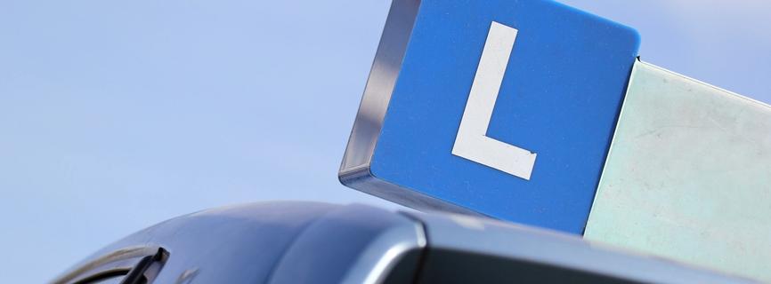 Lesauto met grote L op het dak