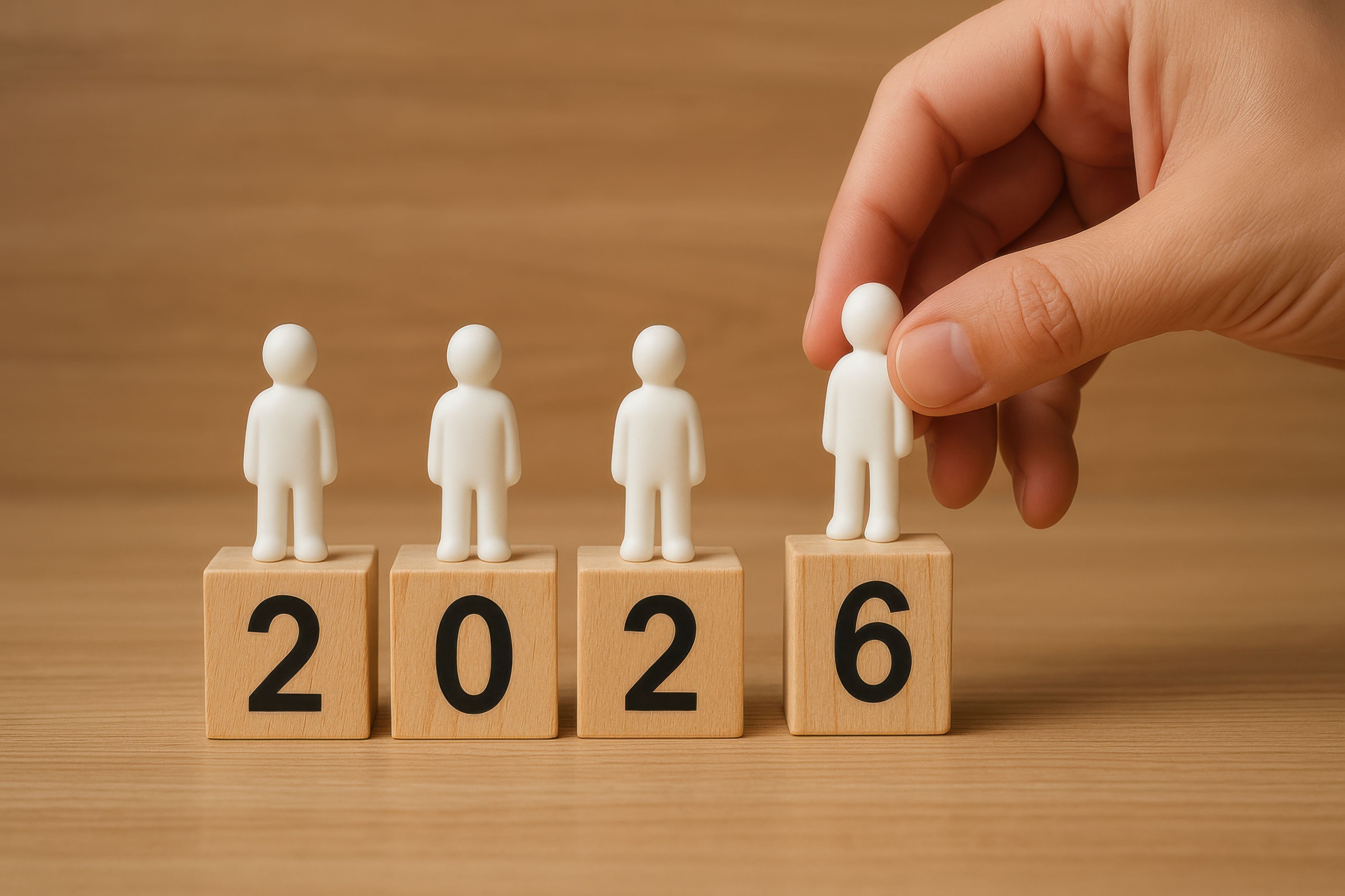 Houten blokjes met 2026 en poppetjes erop