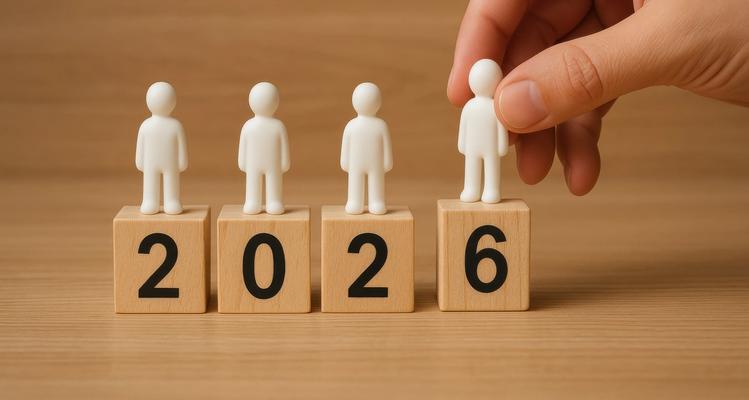 Houten blokjes met 2026 en poppetjes erop