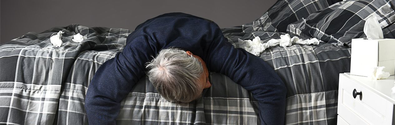 man ziek op bed verzuim