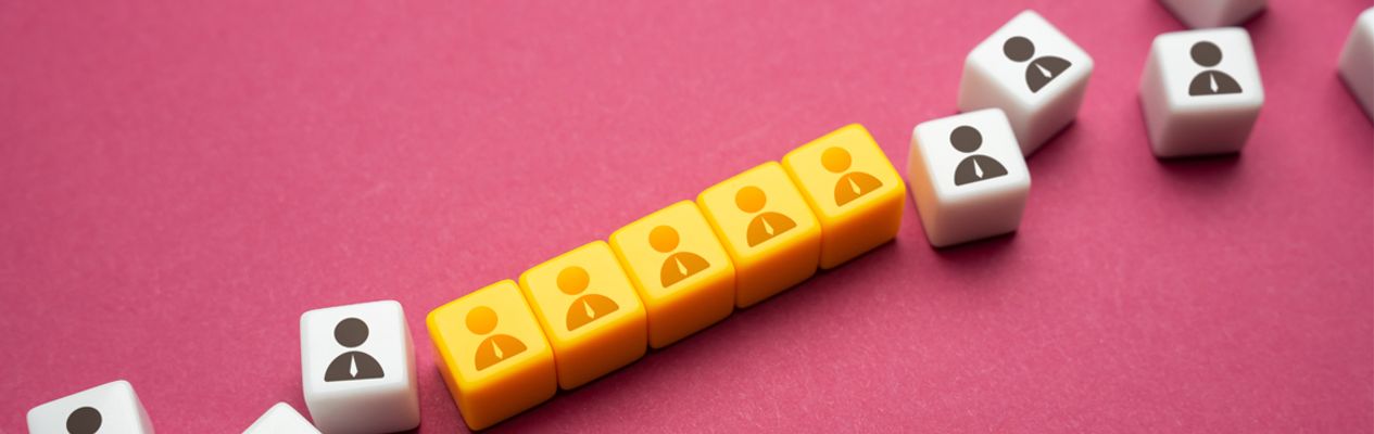 Poppetjes op dobbelstenen