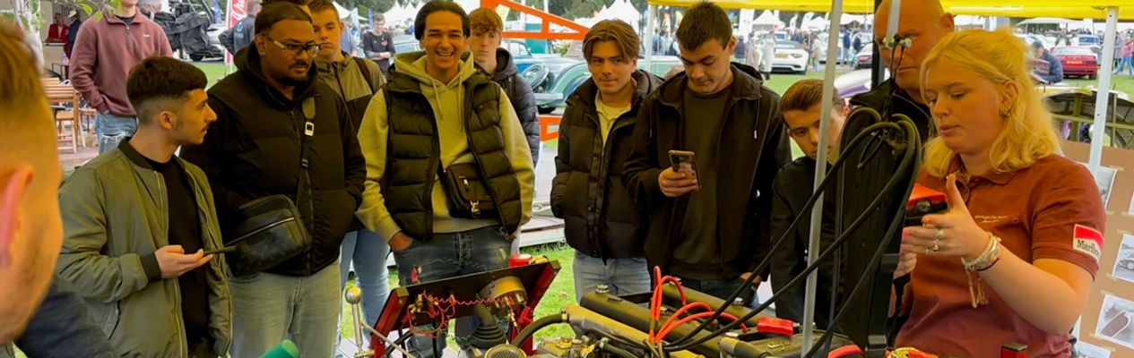 Studenten op bezoek in BOVAG-paviljoen bij Wheels