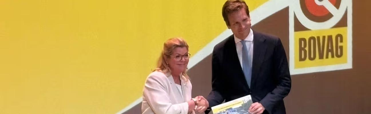 Christianne van der Wal overhandigt studie aan minister Karremans