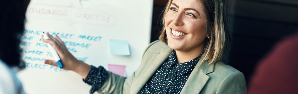 Vrouwelijk leiderschap, vrouw voor whiteboard