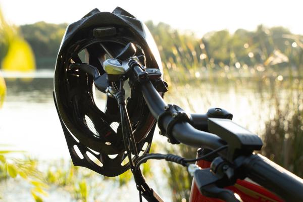 e-bike met helm aan stuur