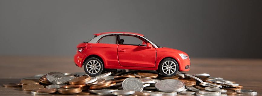 Auto op berg muntgeld