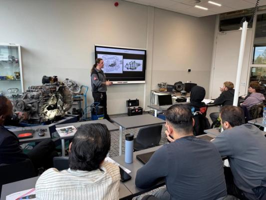 Wesley geeft instructie aan zijn studenten