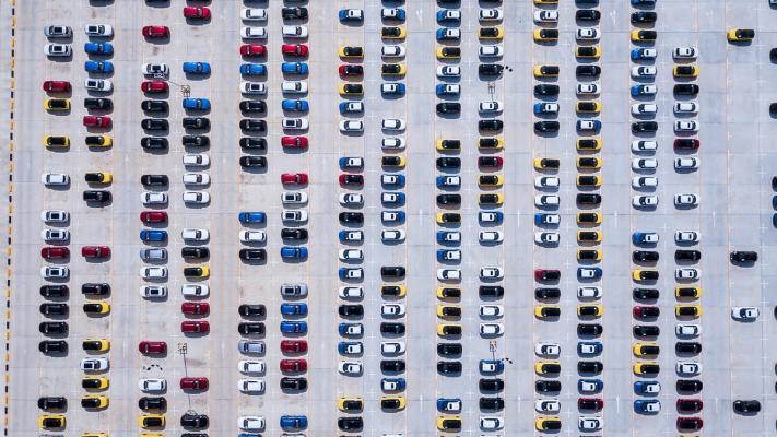 Auto's op parkeerterrein