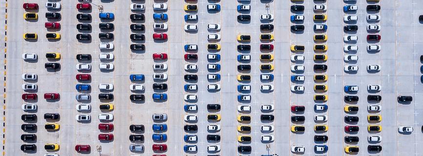 Auto's op parkeerterrein