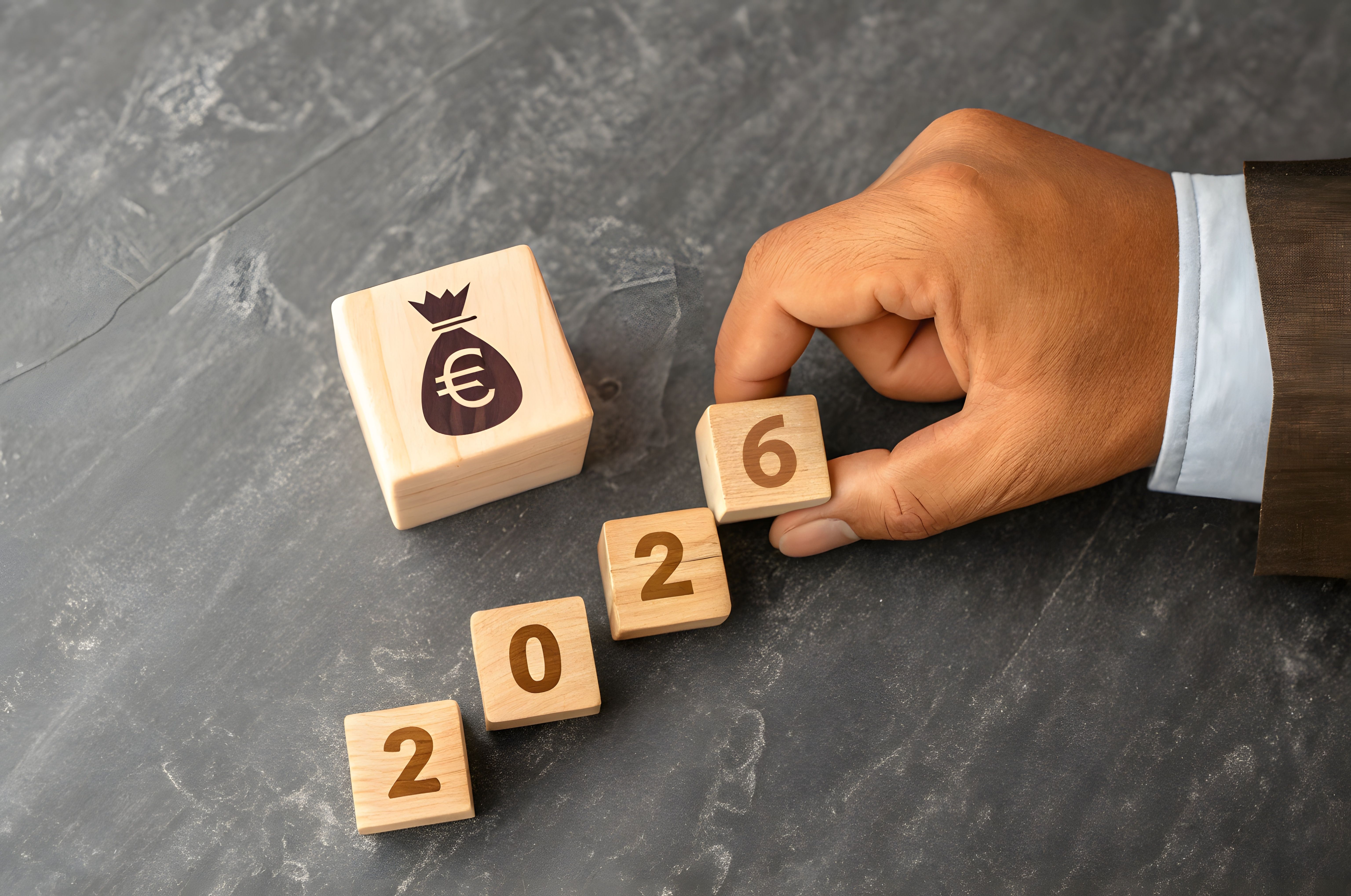 blokjes met geld en 2026 erop