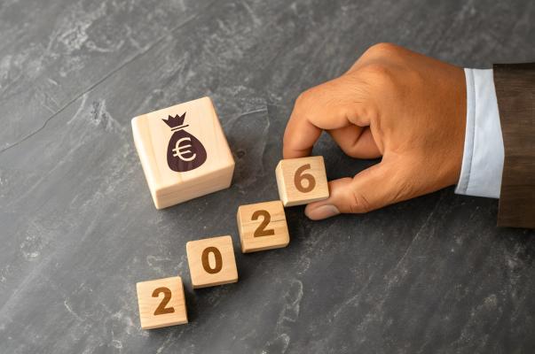 Houten blokjes met een zakje geld en 2026