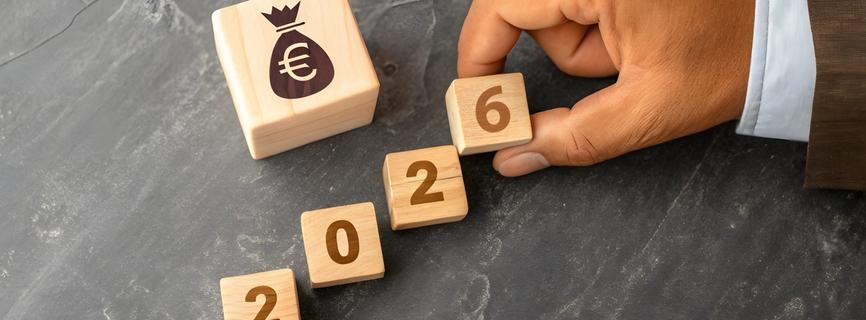 blokjes met geld en 2026 erop