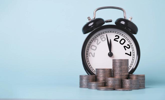 Klok met 2026-2027 en muntgeld ervoor