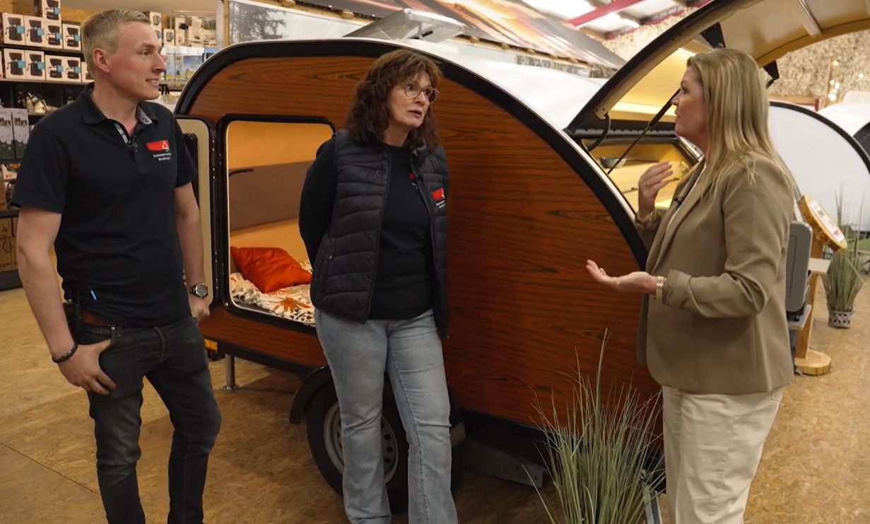 Jochem-Jan, Treeske en Christianne van de Wal in showroom Vouwwagencentrum Noordbergum BOVAG