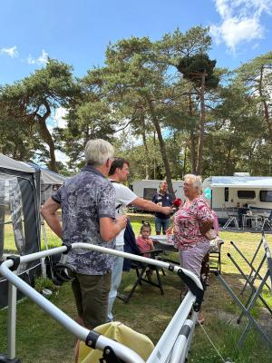 Vrouw wordt geinterviewd op een camping