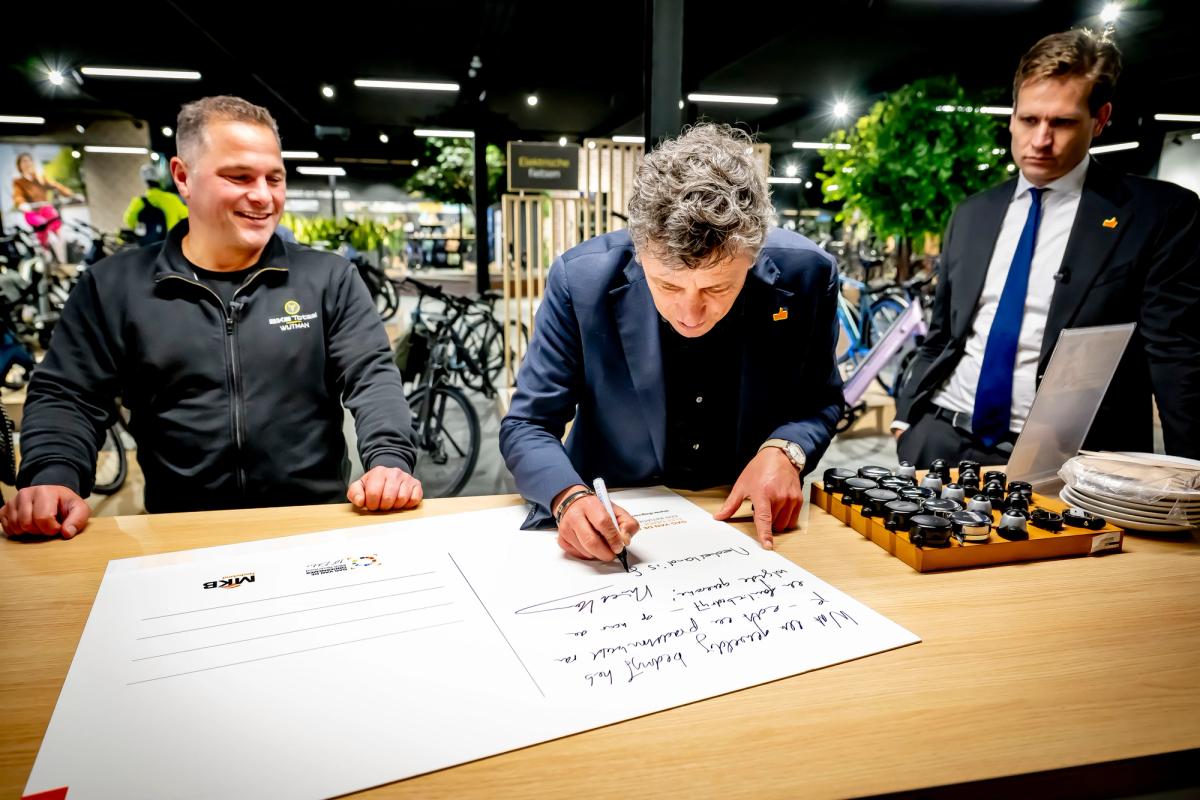 Bezoek demissionair minister Karremans en voorzitter van MKB Nederland Vonhof aan Arthur Wijtman