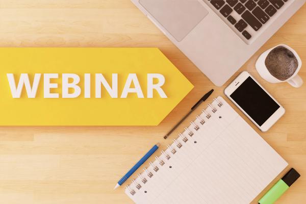 Laptop, telefoon, notitie, koffie webinar